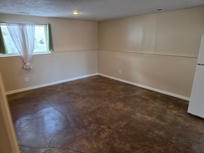 Building Photo - 8827 Gorgoza Dr