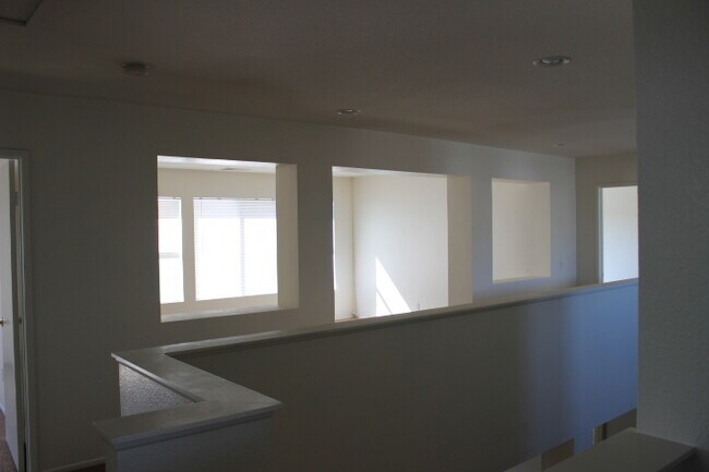 Building Photo - BEAUTIFUL LARGE 5 Bedrooms, 2.75 Bathrooms Home