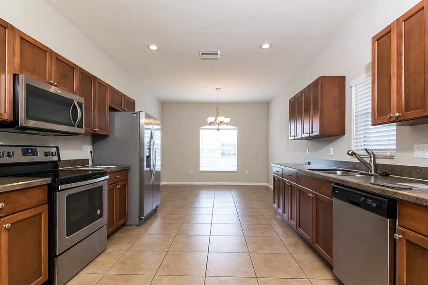 Building Photo - 6854 Glenbrook Dr