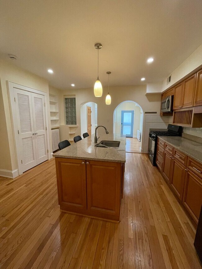 Building Photo - Charming 1928 Row Home for Rent with Modern Amenities — 3 Bedroom 2 Full Bath w/ 2 Half Baths, 2 ...