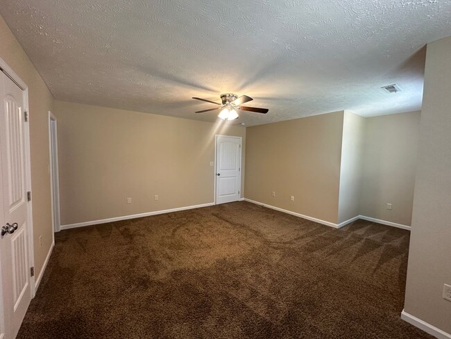 Building Photo - Beautiful 3 Bed 2.5 Bath Home with Spacious Fenced Yard