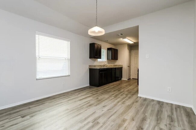 Building Photo - 2700 Madison Ct