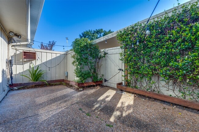 Building Photo - 6339 Briar Rose Dr