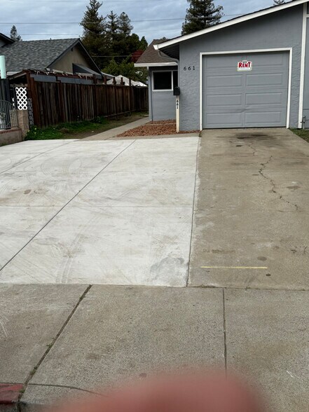 Building Photo - 661 Oldham Way