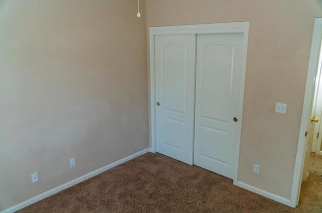 Building Photo - Bright & Spacious 4?BR Fresno Home with High Ceilings & Solar!