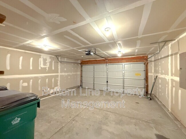Building Photo - 8125 Rosberg Ln
