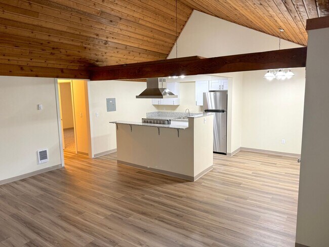 Building Photo - (946) 2780-J - Beautiful Updated 2-bedroom...