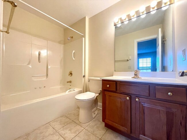 Building Photo - Spacious 4 Bedroom 2.5 Bath Home