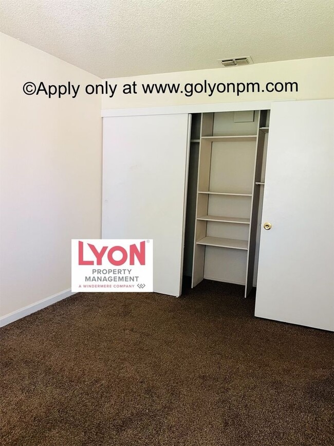 Building Photo - Darling, Spacious 3 bedroom Condo in beaut...