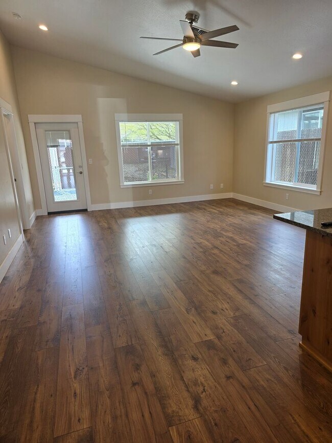 Building Photo - 2941 Naples Dr