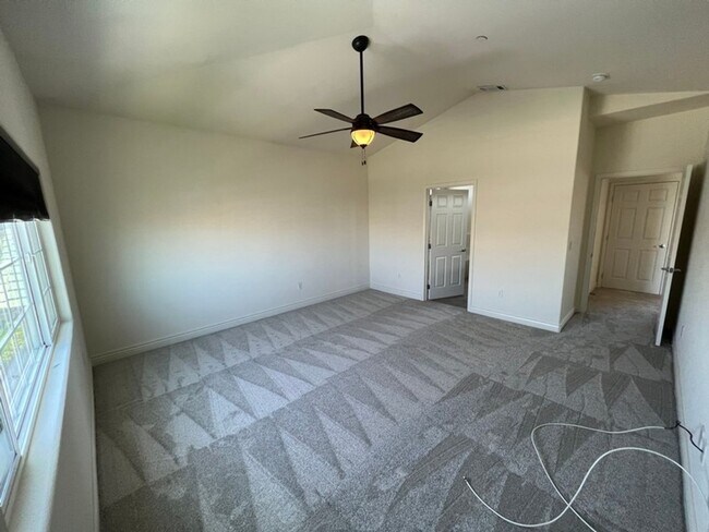 Building Photo - Like New Spacious Home in Gated Community