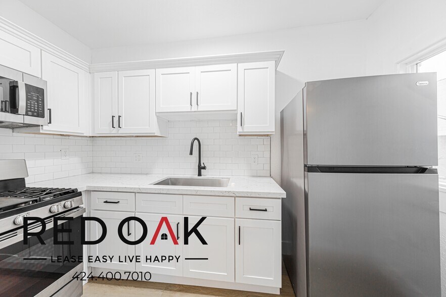 Building Photo - 816 S Park View St