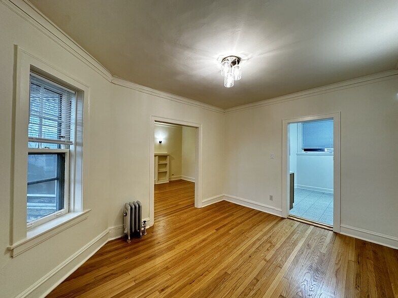 Building Photo - 2633 W Ainslie St