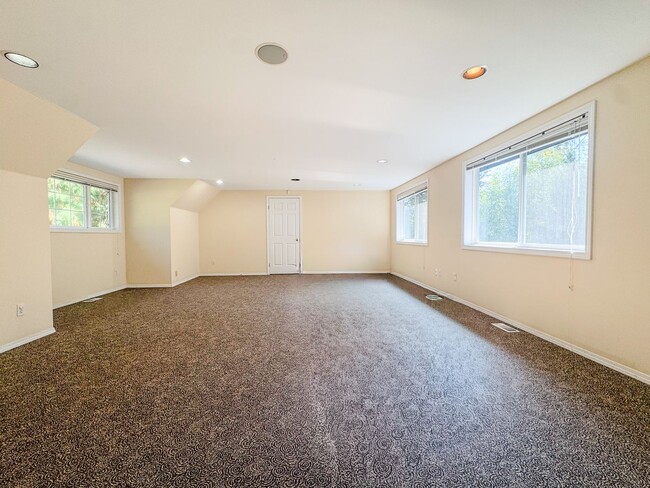 Building Photo - 4 Bedroom 3 Bath Spacious Home in Bellevue
