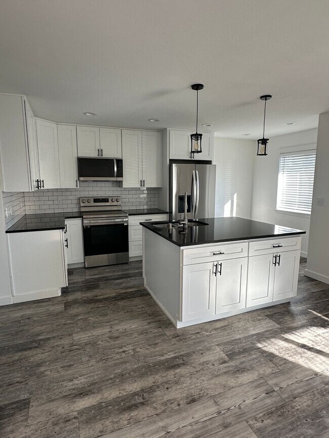 Building Photo - Recently Remodeled, Large 1 bedroom Duplex