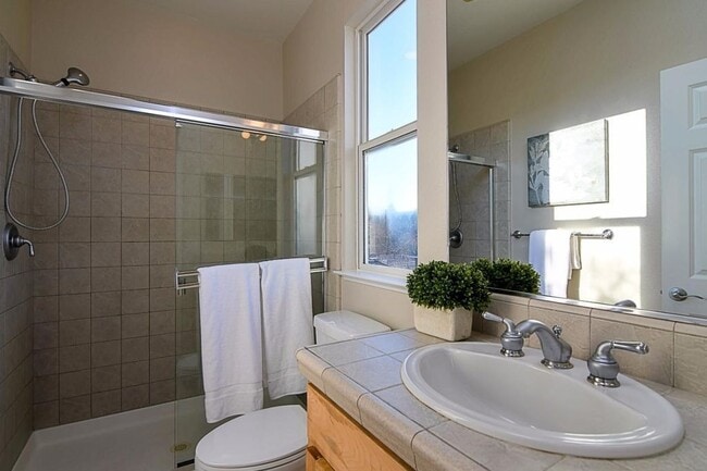 Building Photo - Spacious 3-Story Home, A/C, 3 Master Suite...