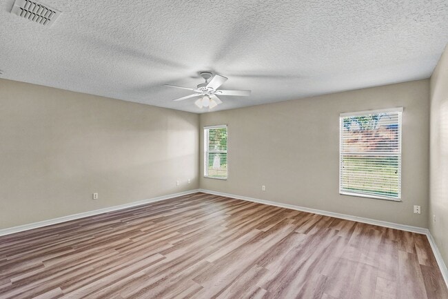 Building Photo - Newly Renovated Martin's Grove Single Stor...