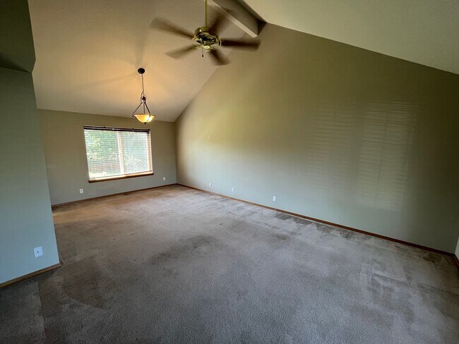 Building Photo - Large 3 Bed/2.5 Bath Located in Providence Neighborhood