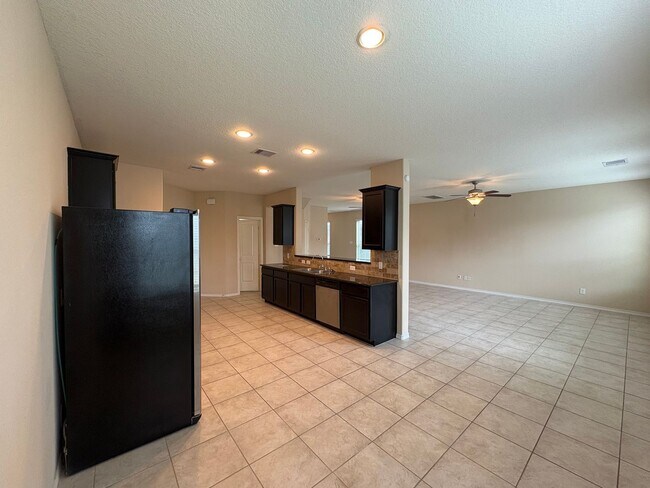 Building Photo - 4B2.5B Warm & Spacious Home in Remington R...