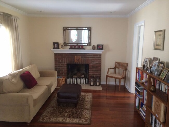 Building Photo - Updated 3bed / 3bath farmhouse.  Nice Location.