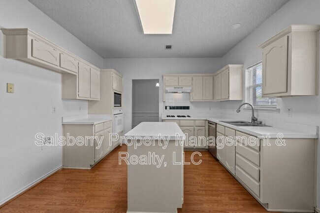 Building Photo - 1105 Hall Dr