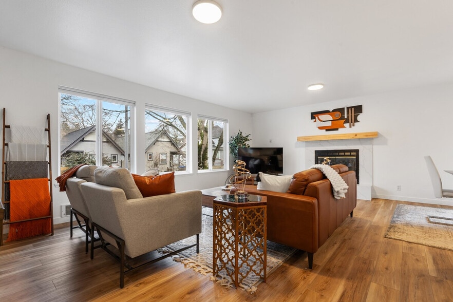 Building Photo - 705 24th Ave