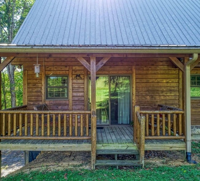 Building Photo - 2 bedroom 1 bath fully furnished log cabin...