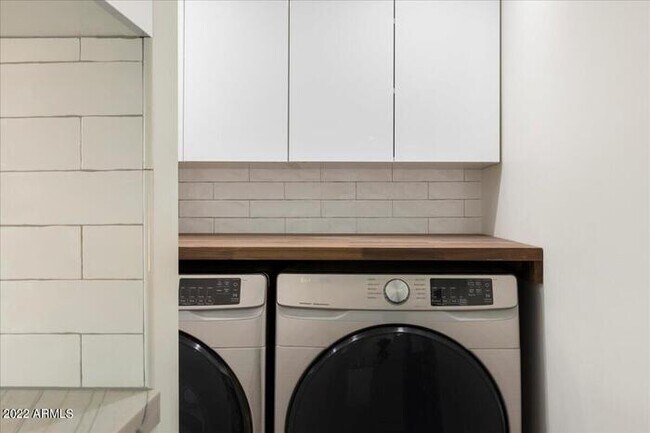 Building Photo - Luxury Living in Roosevelt Historic District!