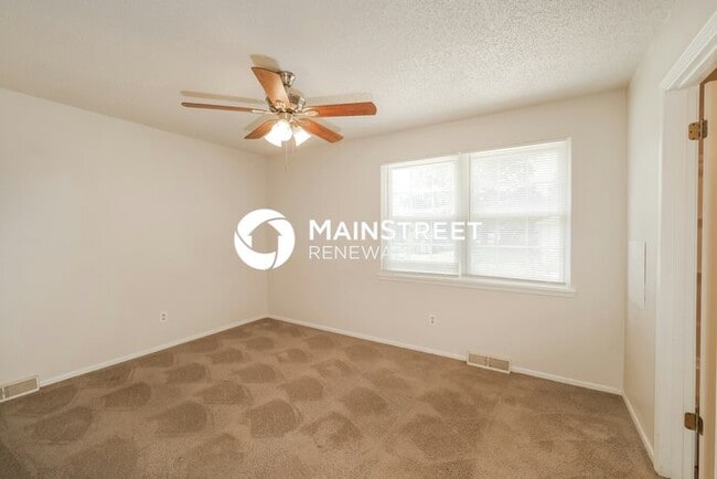 Building Photo - 3 Bedroom Pet-Friendly Home in Independence, MO with Main Street Renewal