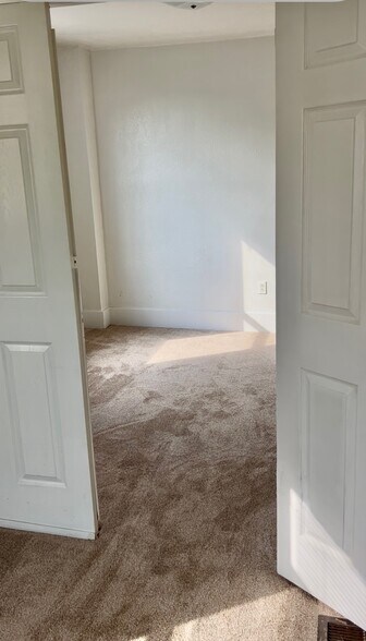Bedroom to living room - 526 N State St