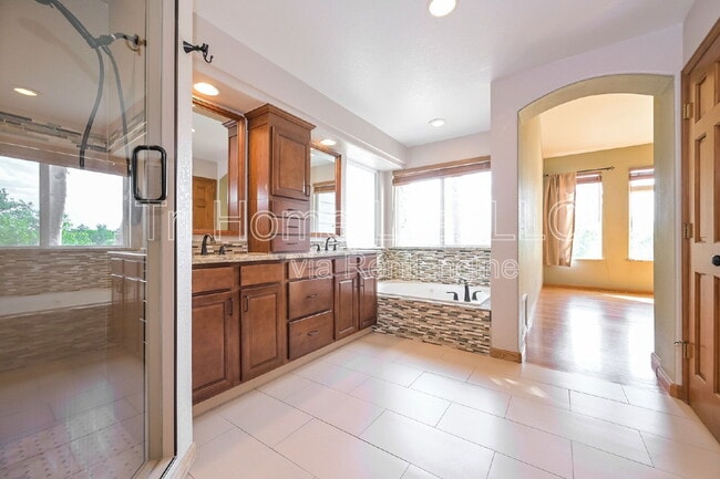 Building Photo - 9865 Glenstone Trail