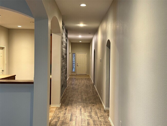 Building Photo - 5643 Walnut Glen Ln