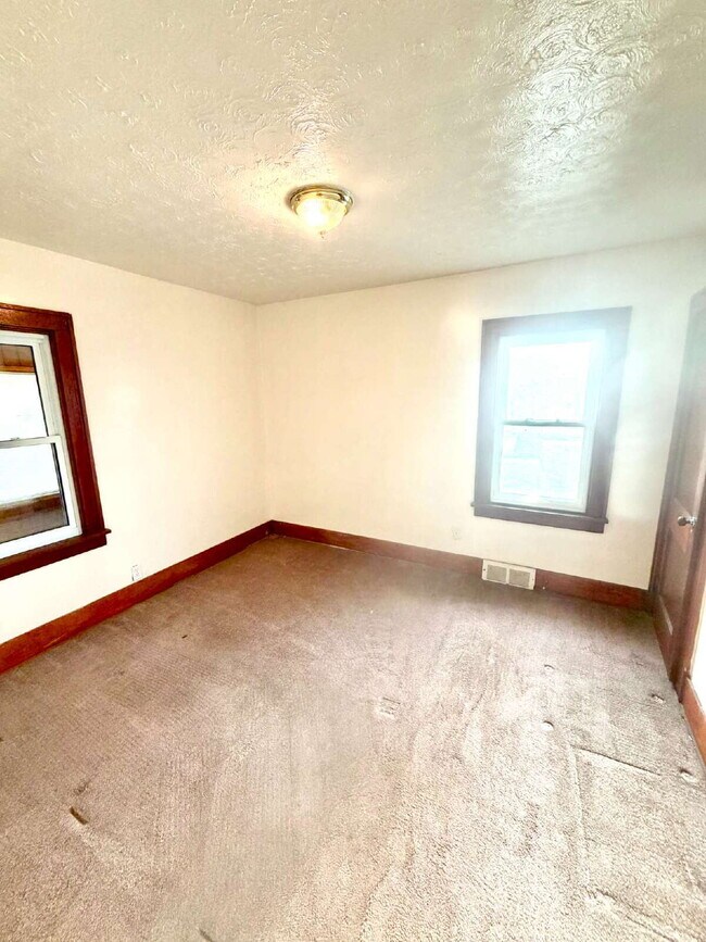 Building Photo - 3 Bedroom with a bonus room, 1 Bath Available!