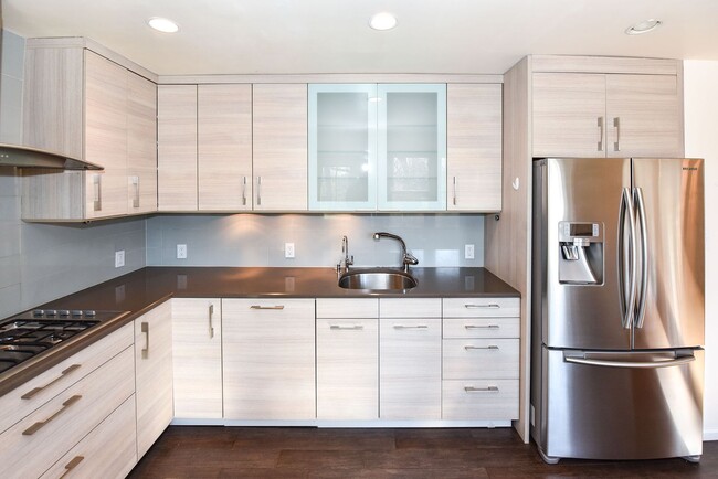 Building Photo - Amazingly Beautiful Fully Renovated 4BR/DEN/3FB/GAR North Bethesda Home