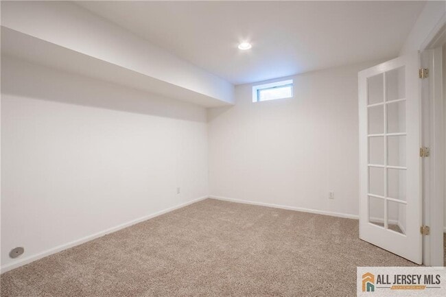 Building Photo - 98 S Shore Dr