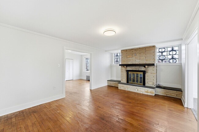 Building Photo - Beautiful, Newly Updated 3 Bedroom/1.5 Bath on quiet street near Pittsburgh's North side. AVAILAB...