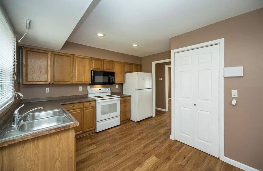 Building Photo - 325 Caithness Rd