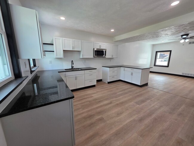 Building Photo - Fully Remodeled 3 bedroom 1 bathroom House for Rent in the South Side !