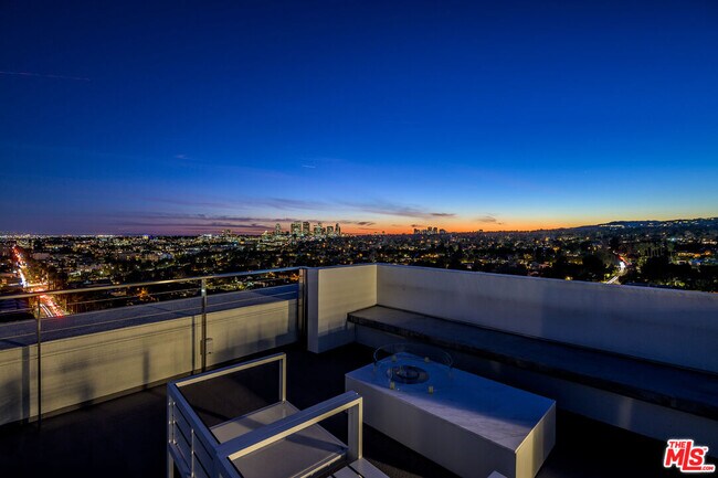 Building Photo - 838 N Doheny Dr