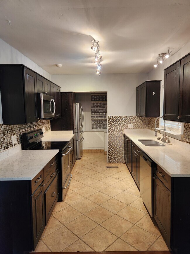Building Photo - 1041 Cherokee Dr