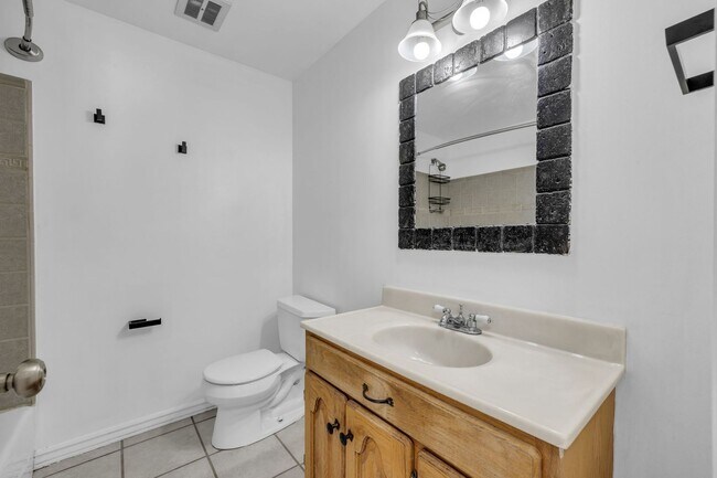 Building Photo - 5 Bedroom 3 Bathroom Home in Sandy!