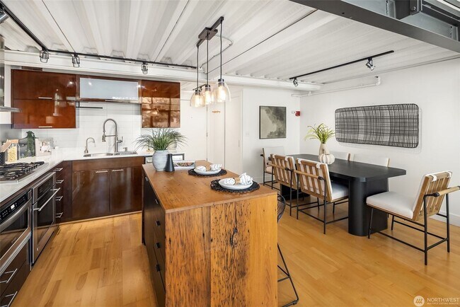 Building Photo - 1Bd/1.5Ba Seattle Condo