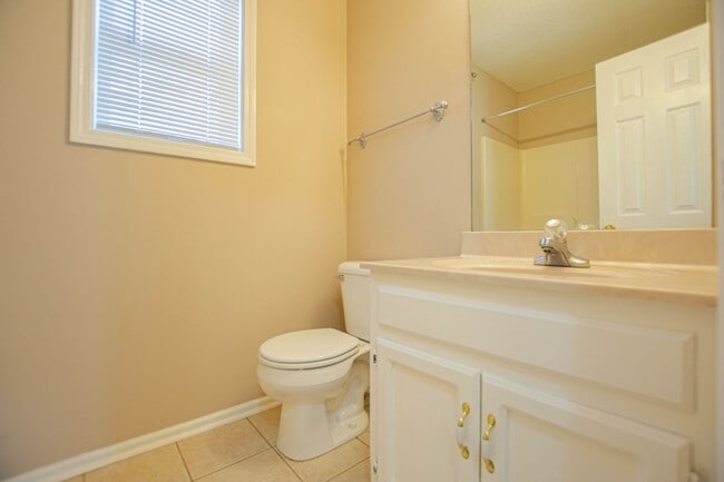 Building Photo - Pet Friendly Three Bedroom!