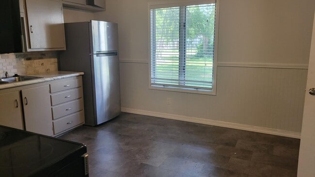 Building Photo - PRE-LEASE!! Beautiful 3 Bedroom/ 1.5 bath