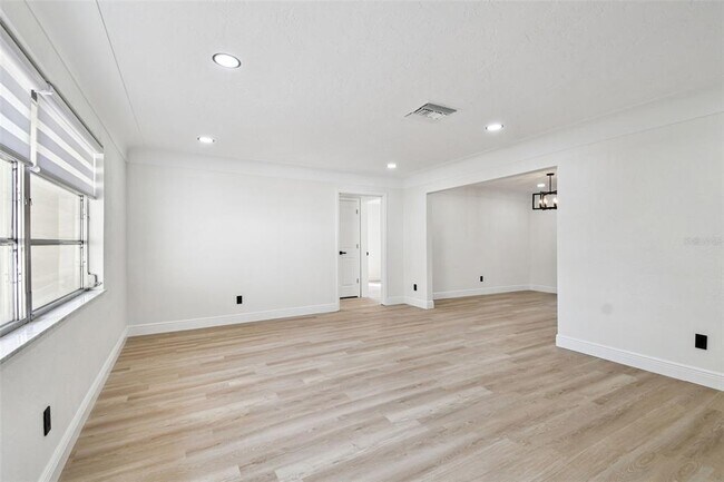 Building Photo - 970 Rolling Hills Dr