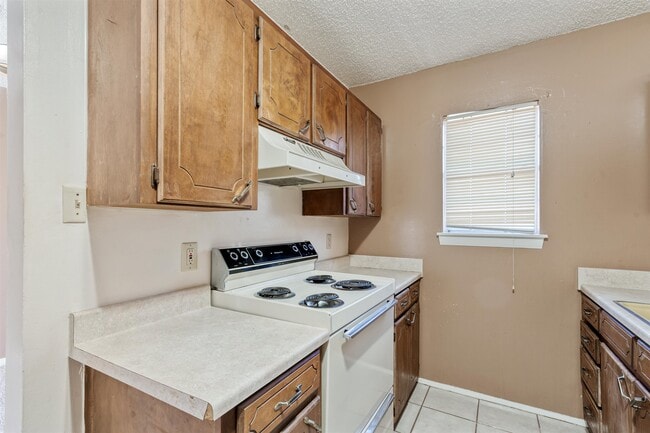 Building Photo - 221 Mary Lou Dr