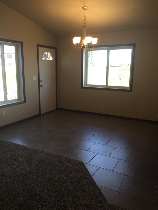 Building Photo - Quality Built Twinhome North Bismarck 2Bedroom 1 1/2 Bath SORRY NO PETS!!