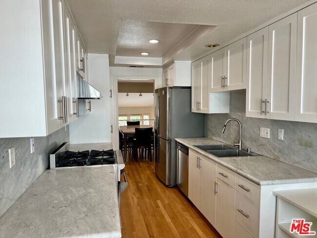 Building Photo - 1586 Palisades Dr