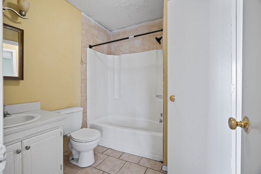 Building Photo - 2231 Woodridge Ln