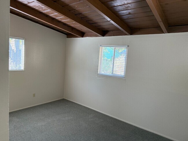 Building Photo - Charming Pet Friendly 3-Bedroom in Quiet C...